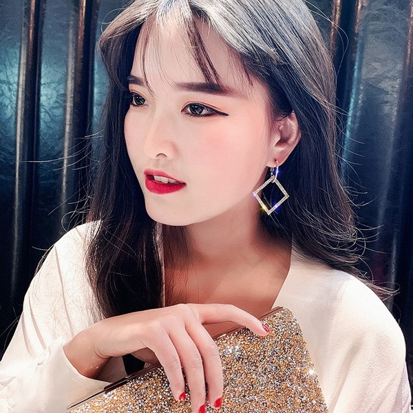 Modern női fülbevaló rombusz alakú kövekkel