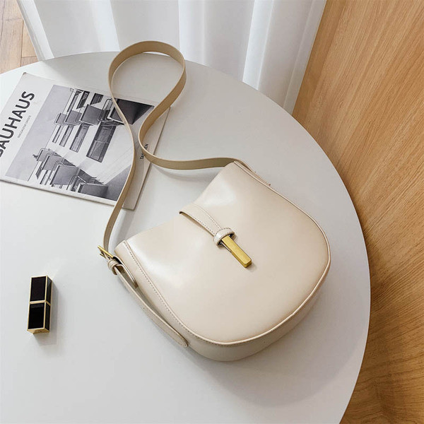 Modern női táska eco bőrből, sima modell, hosszú füllel