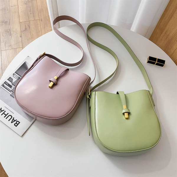 Modern női táska eco bőrből, sima modell, hosszú füllel