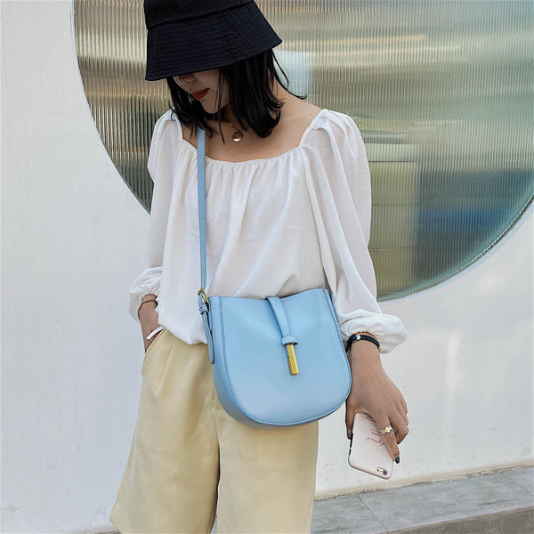 Modern női táska eco bőrből, sima modell, hosszú füllel