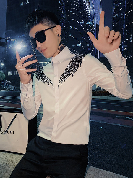 Stílusos férfi ingmodell hosszú ujjal és mintával