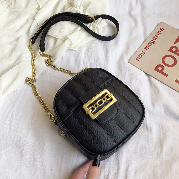 Aktuális női táska eco bőrből, csattal és hosszú füllel