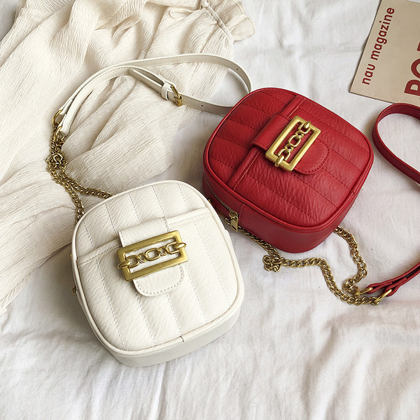 Aktuális női táska eco bőrből, csattal és hosszú füllel