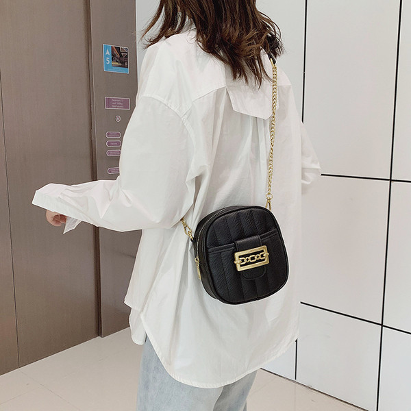 Aktuális női táska eco bőrből, csattal és hosszú füllel