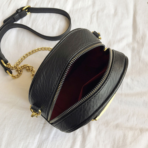 Aktuális női táska eco bőrből, csattal és hosszú füllel