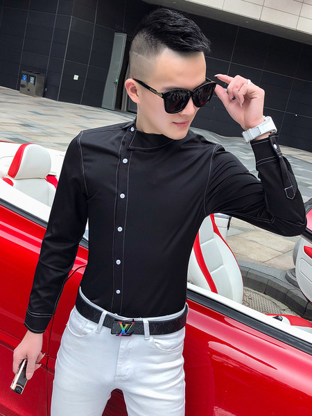 Stílusos férfi ing hosszú ujjal és oldalsó rögzítéssel