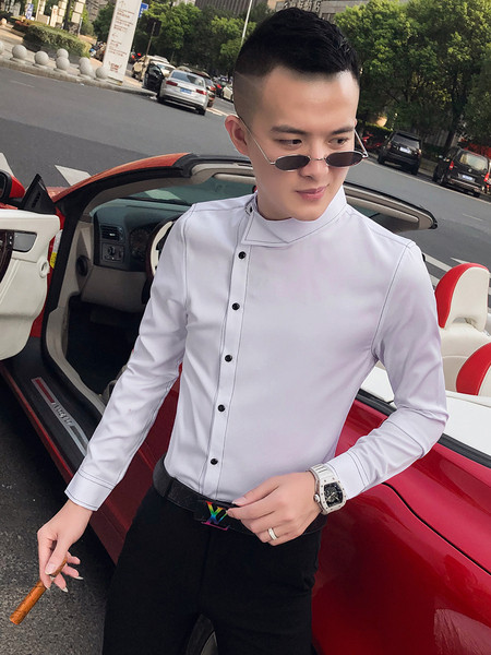 Stílusos férfi ing hosszú ujjal és oldalsó rögzítéssel