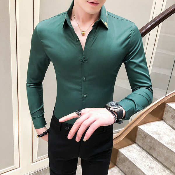 Testreszabott férfi ing hosszú ujjal és klasszikus gallérral