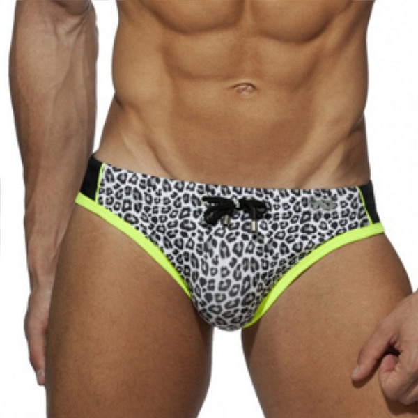 Férfi fürdőruha nyakkendővel, leopárd mintával