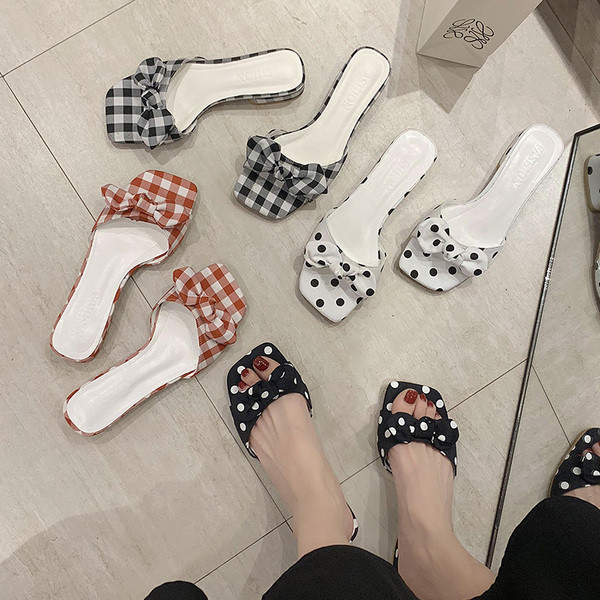 Modern női papucs pöttyös szalaggal