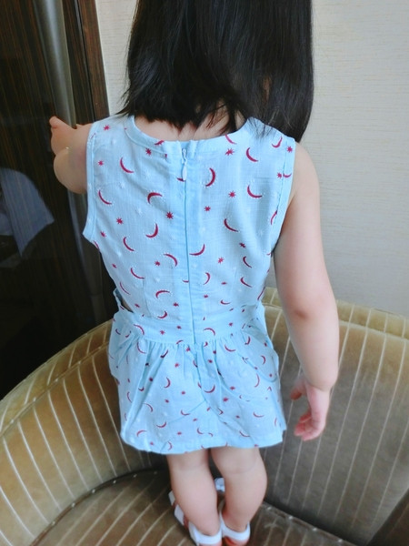 Rövid gyerekruha kivágásokkal