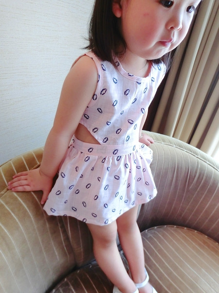 Rövid gyerekruha kivágásokkal