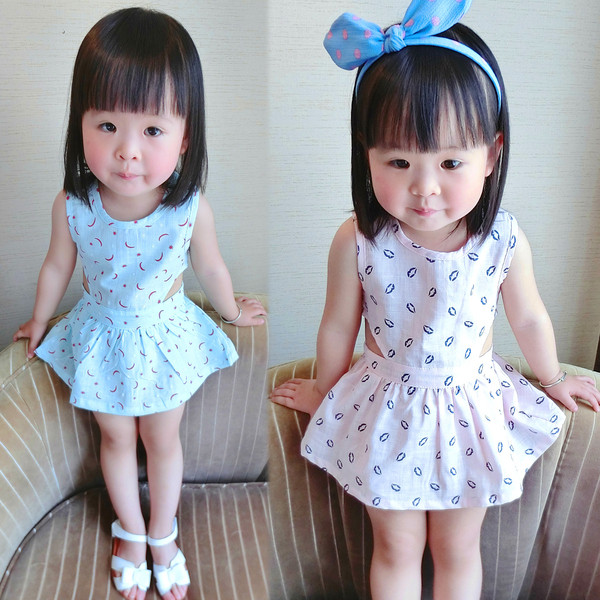 Rövid gyerekruha kivágásokkal