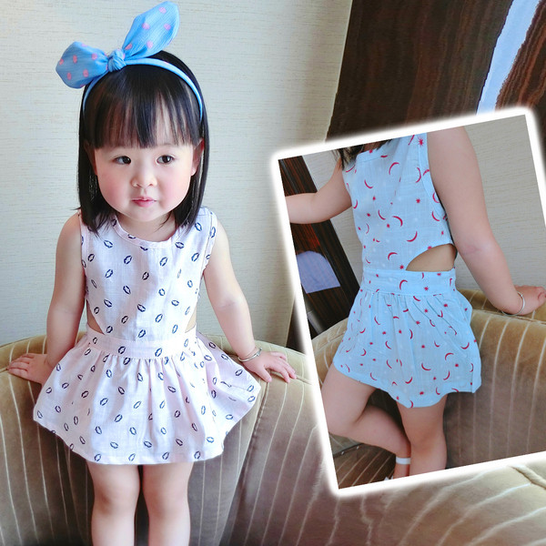 Rövid gyerekruha kivágásokkal