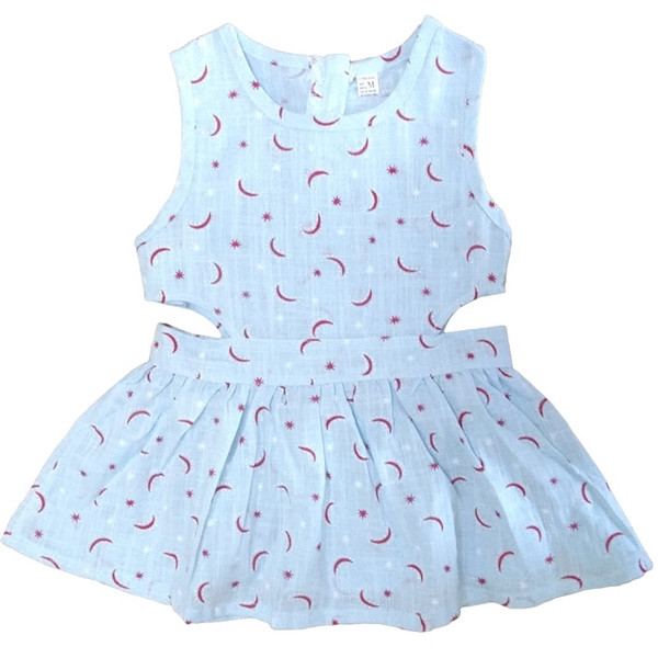 Rövid gyerekruha kivágásokkal