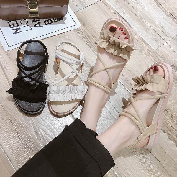 Női szandál lapos talppal és bőrpánttal