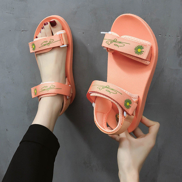 Női szandál tépőzárral és hímzéssel