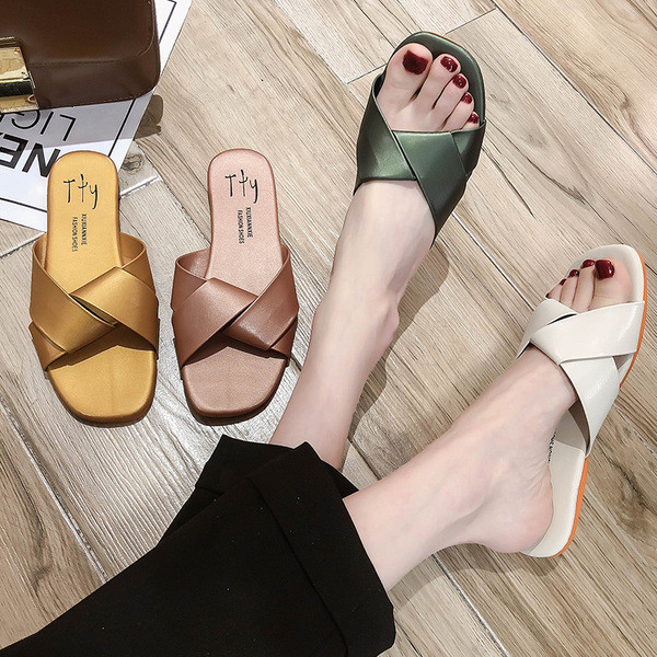 Modern női papucs lapos talppal és lakkbőr pánttal