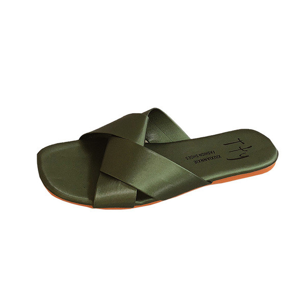 Modern női papucs lapos talppal és lakkbőr pánttal