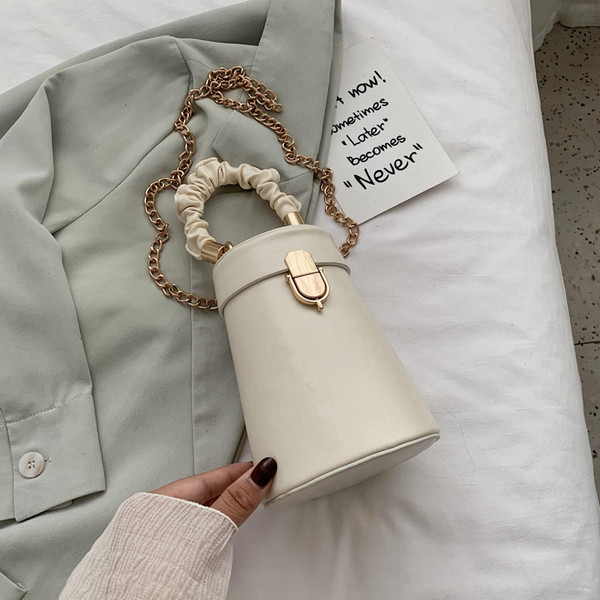 Elegáns női táska csattal és rövid füllel