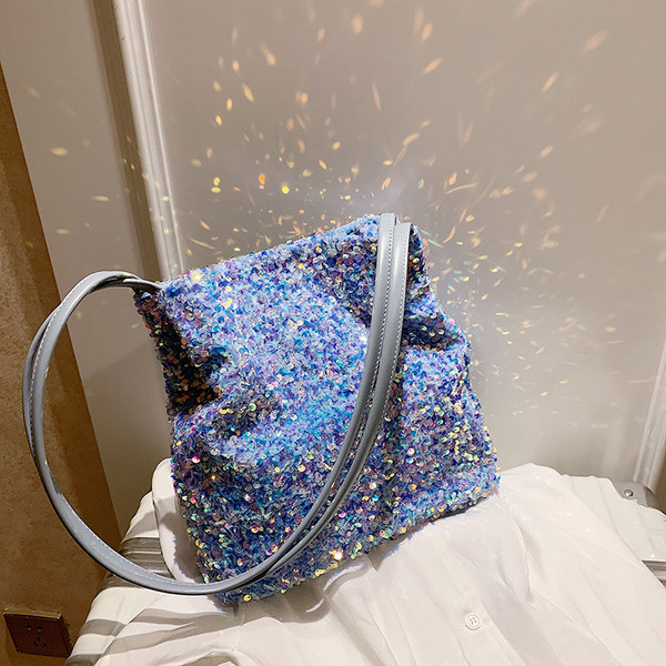 Stílusos női táska flitterekkel és hosszú füllel