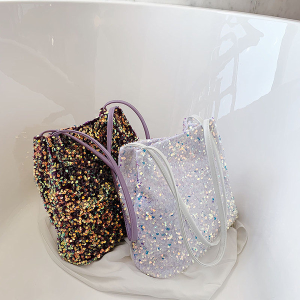 Stílusos női táska flitterekkel és hosszú füllel