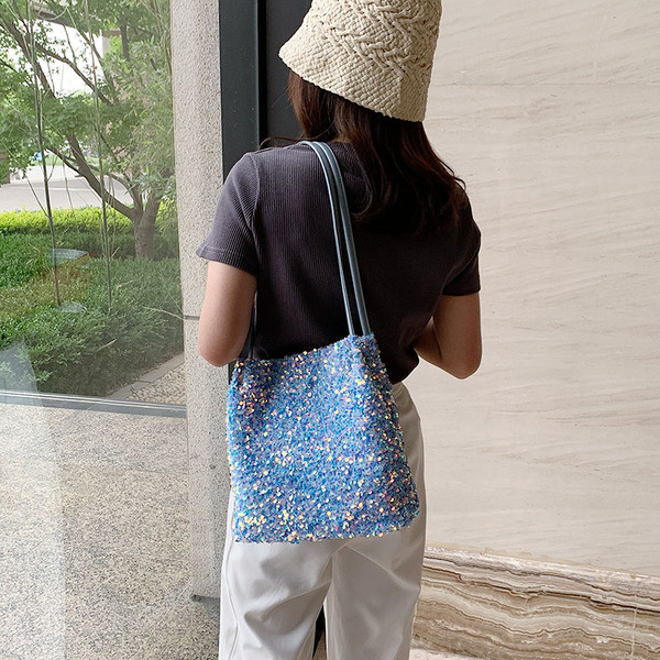 Stílusos női táska flitterekkel és hosszú füllel