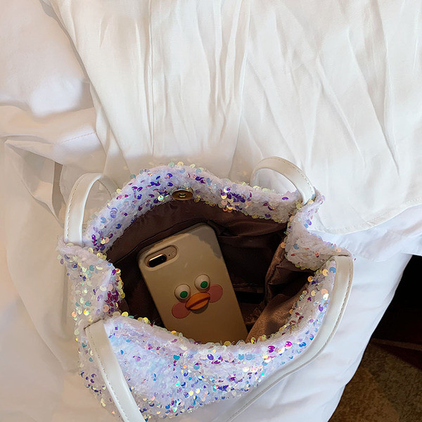 Stílusos női táska flitterekkel és hosszú füllel