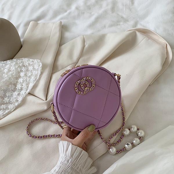 Modern női táska kerek formában, csattal