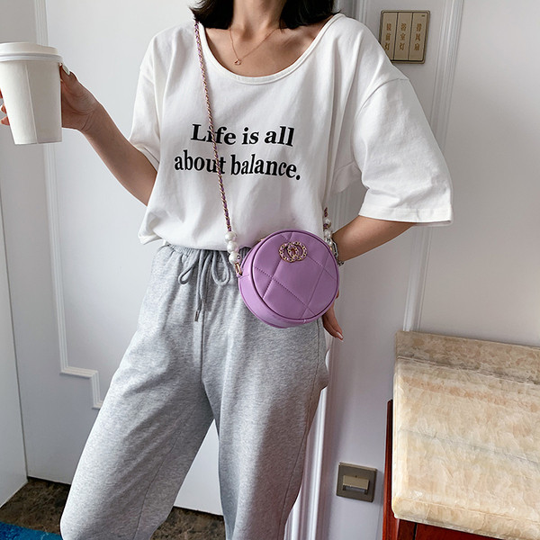 Modern női táska kerek formában, csattal