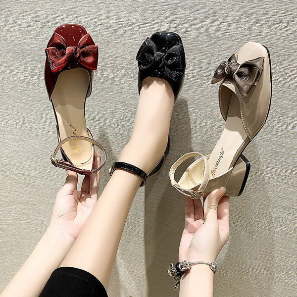 Modern női cipő szalaggal és alacsony sarkú