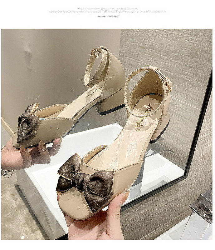 Modern női cipő szalaggal és alacsony sarkú