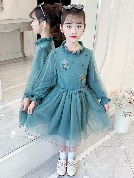 Modern gyerekruha hímzéssel és gyöngyökkel