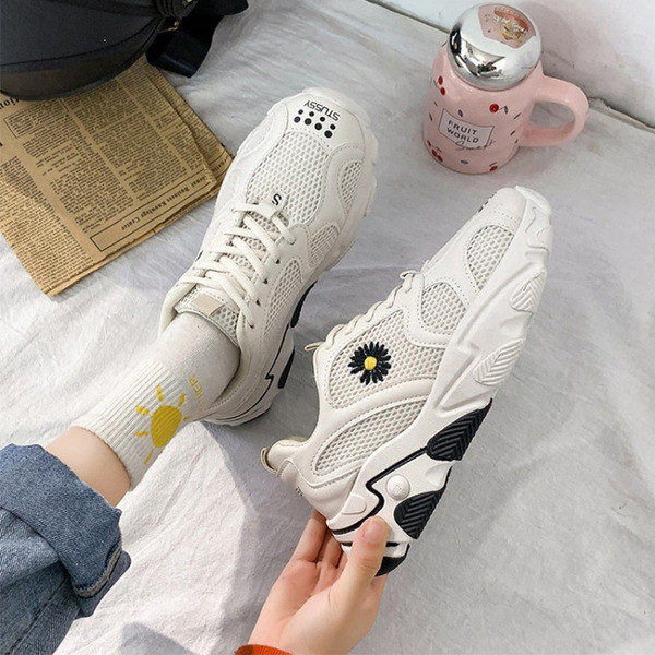 Légáteresztő női tornacipő hímzéssel