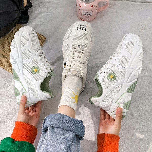 Légáteresztő női tornacipő hímzéssel