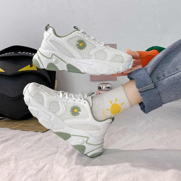 Légáteresztő női tornacipő hímzéssel