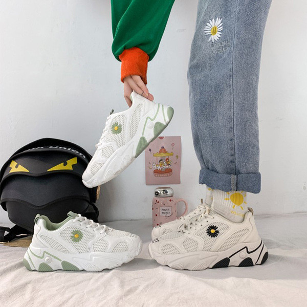 Légáteresztő női tornacipő hímzéssel