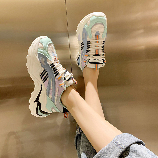 Női tornacipő durva talppal