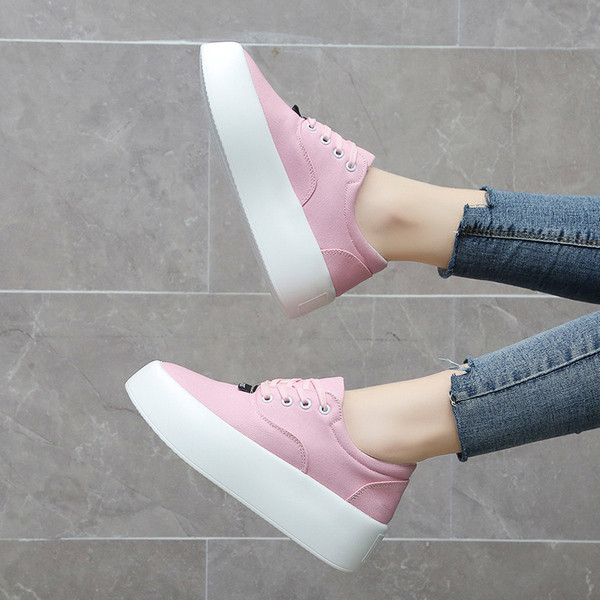 Női tornacipők új modellje magas talppal