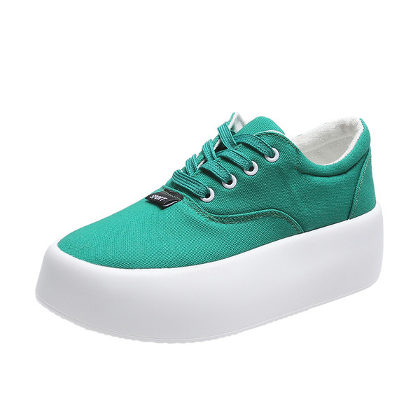 Női tornacipők új modellje magas talppal