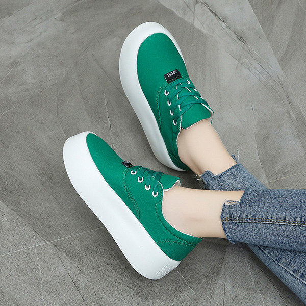 Női tornacipők új modellje magas talppal