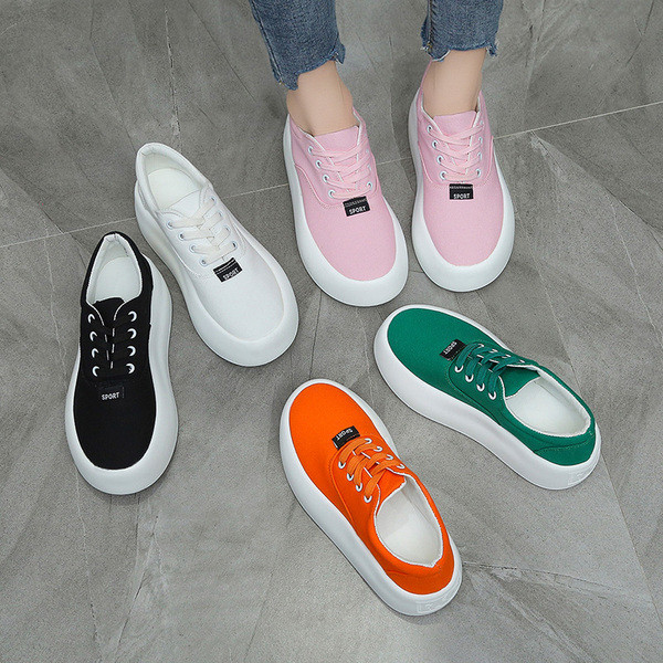 Női tornacipők új modellje magas talppal