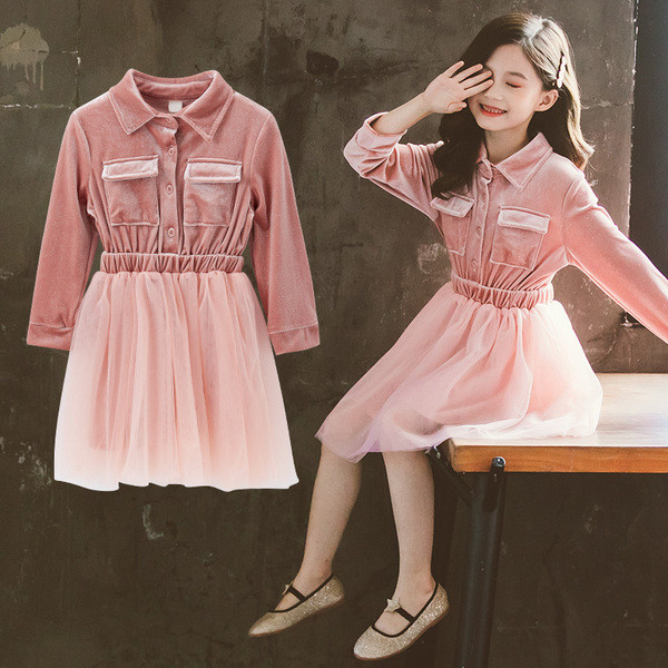 Bársonyból és tüllből készült modern gyerekruha