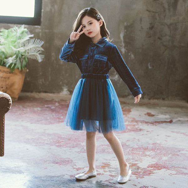 Bársonyból és tüllből készült modern gyerekruha