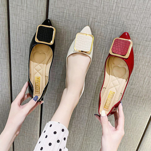 Modern női cipő puha talppal és csatokkal