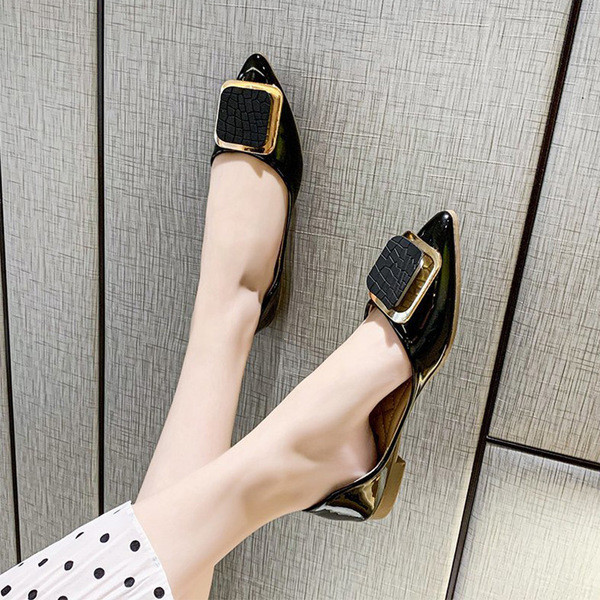 Modern női cipő puha talppal és csatokkal