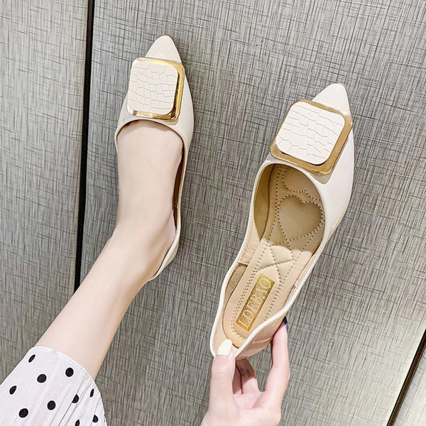 Modern női cipő puha talppal és csatokkal