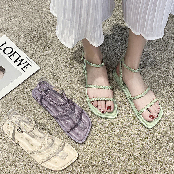 Női szandál bőrpánttal, alkalmi stílusban