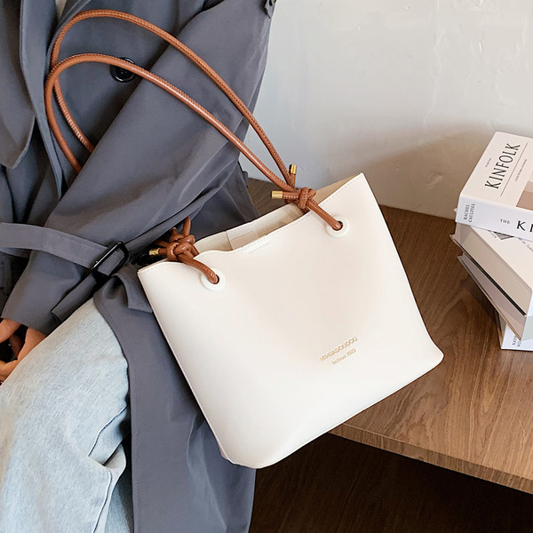 Női modern táska széles modell felirattal