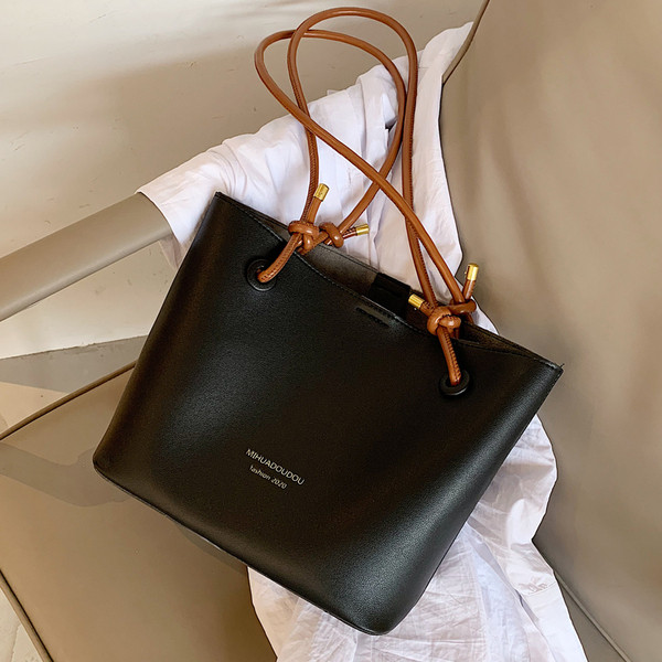 Női modern táska széles modell felirattal